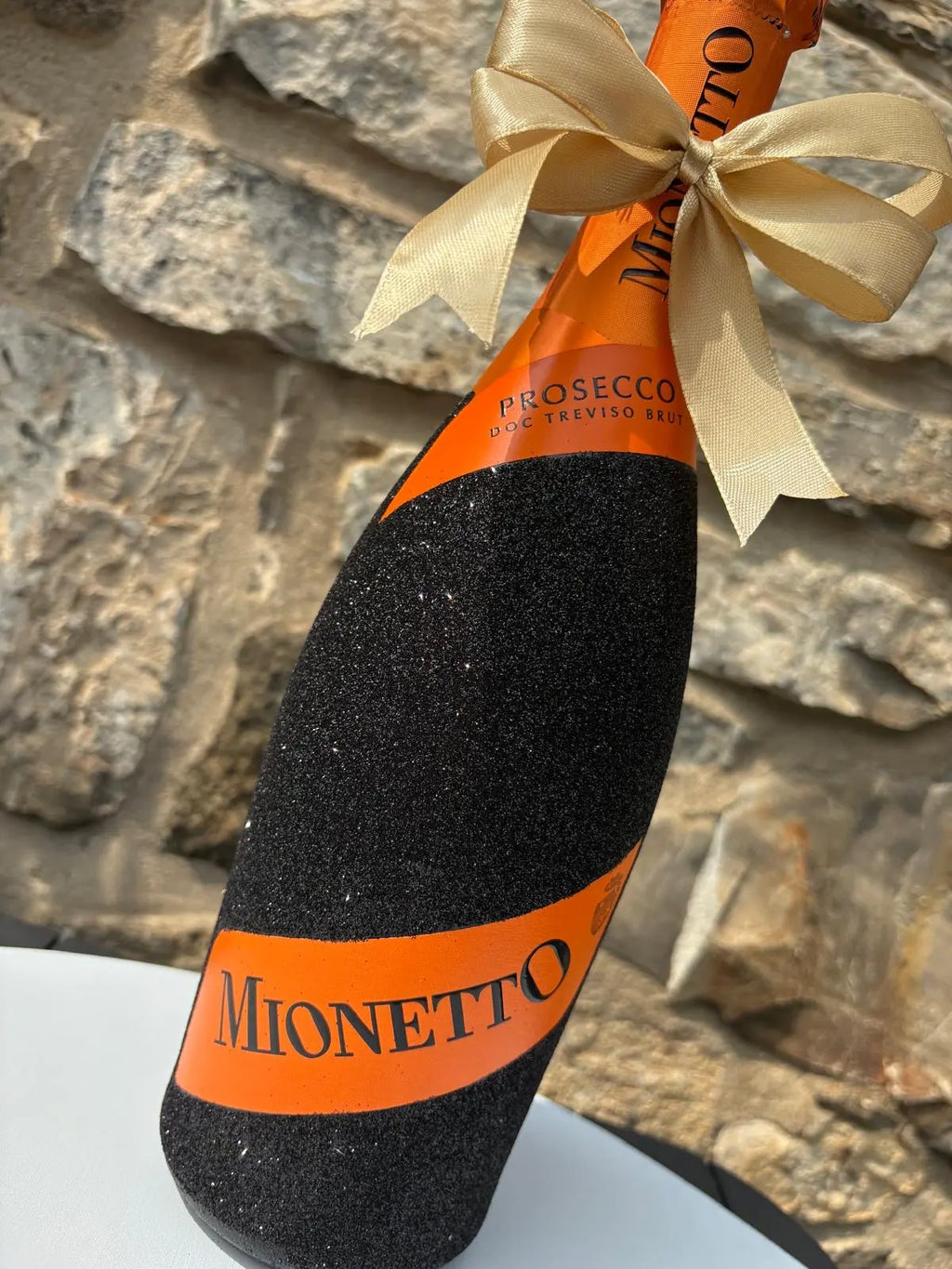 Mionetto brut zdobený v černých třpytkách