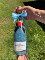 Moet Chandon brut zdobený světle modrýma třpytkama. Dressbottle