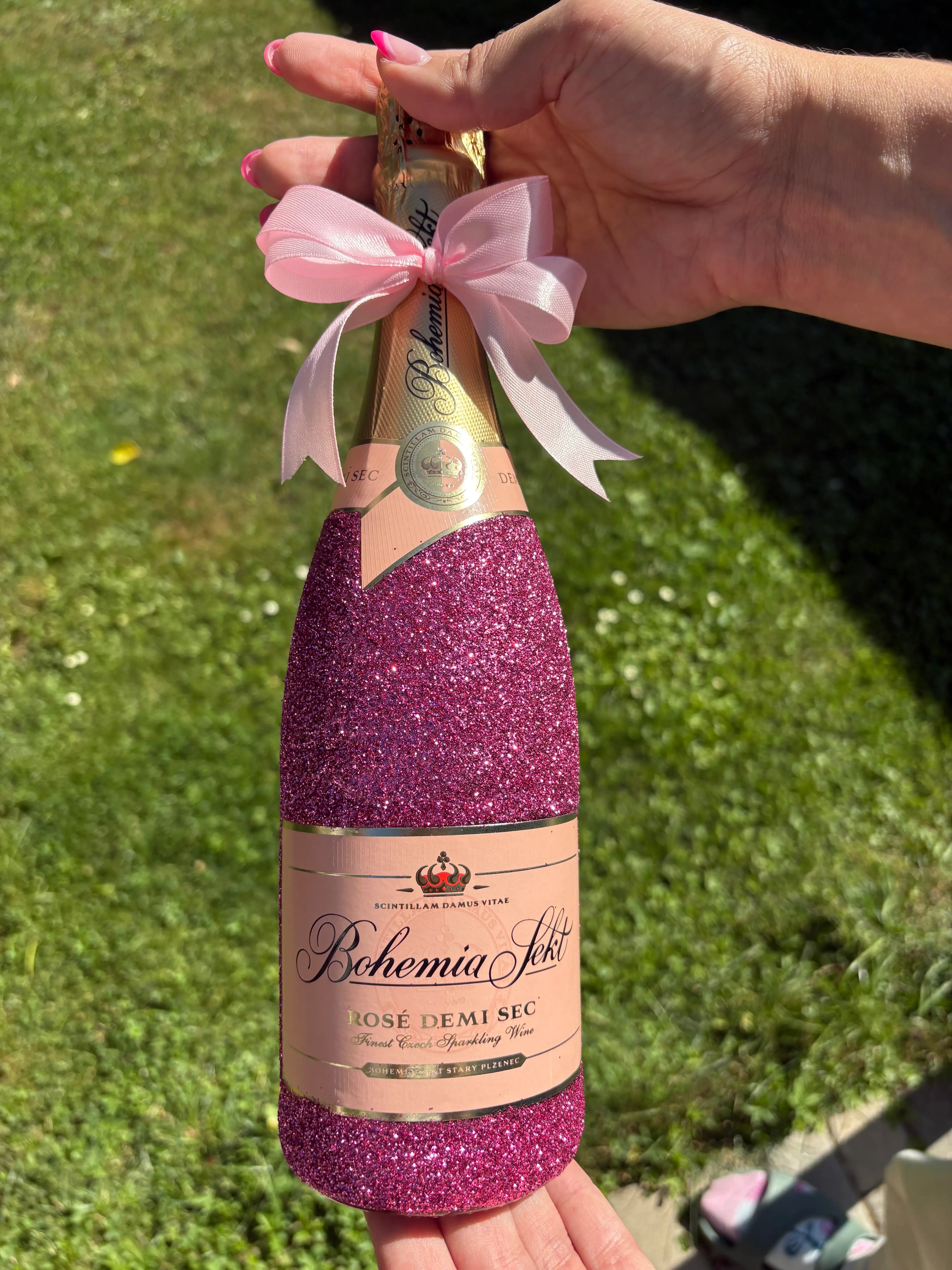 Bohemia Sekt Rose Demi-sec zdobený růžovýma třpytkama. Dressbottle