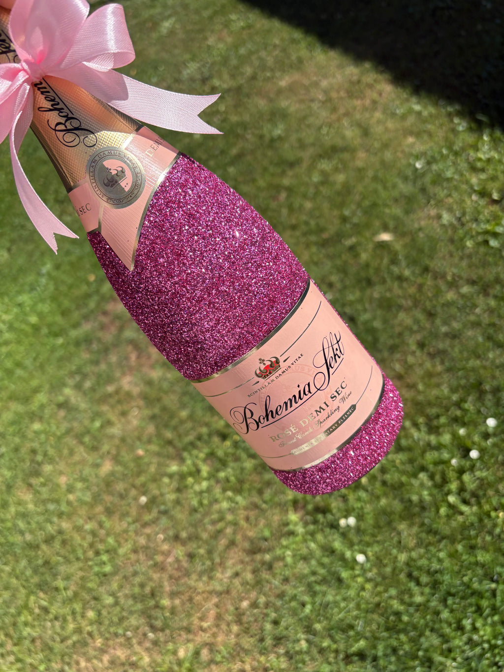 Bohemia Sekt Rose Demi-sec zdobený růžovýma třpytkama. Dressbottle