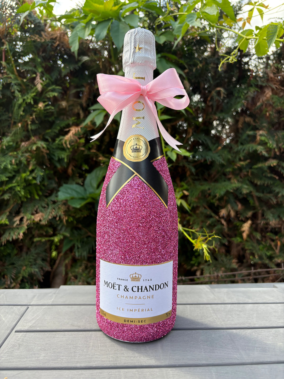 Moet Chandon Ice zdobený v růžových třpytkách. Dressbottle