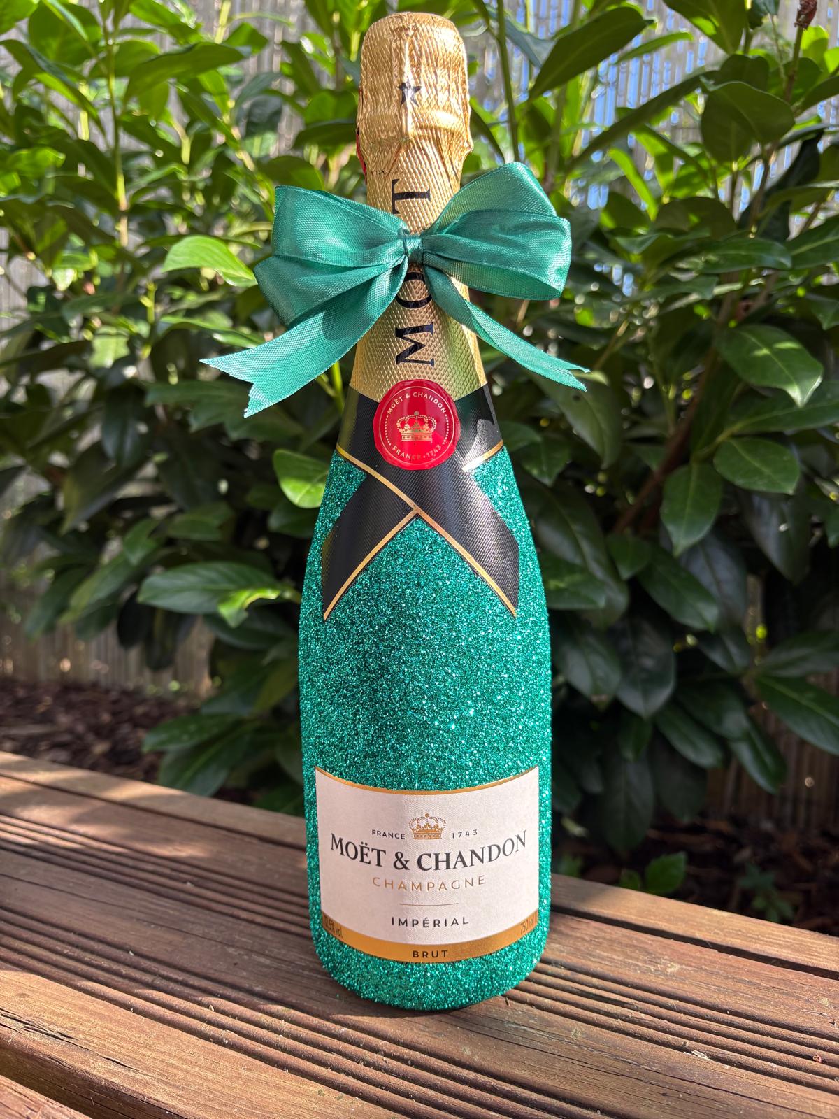 Moet&Chandon Brut zdobený ve smaragdových třpytkách