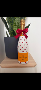 Veuve Clicquot Brut – Dárková zdobená lahev se srdíčky