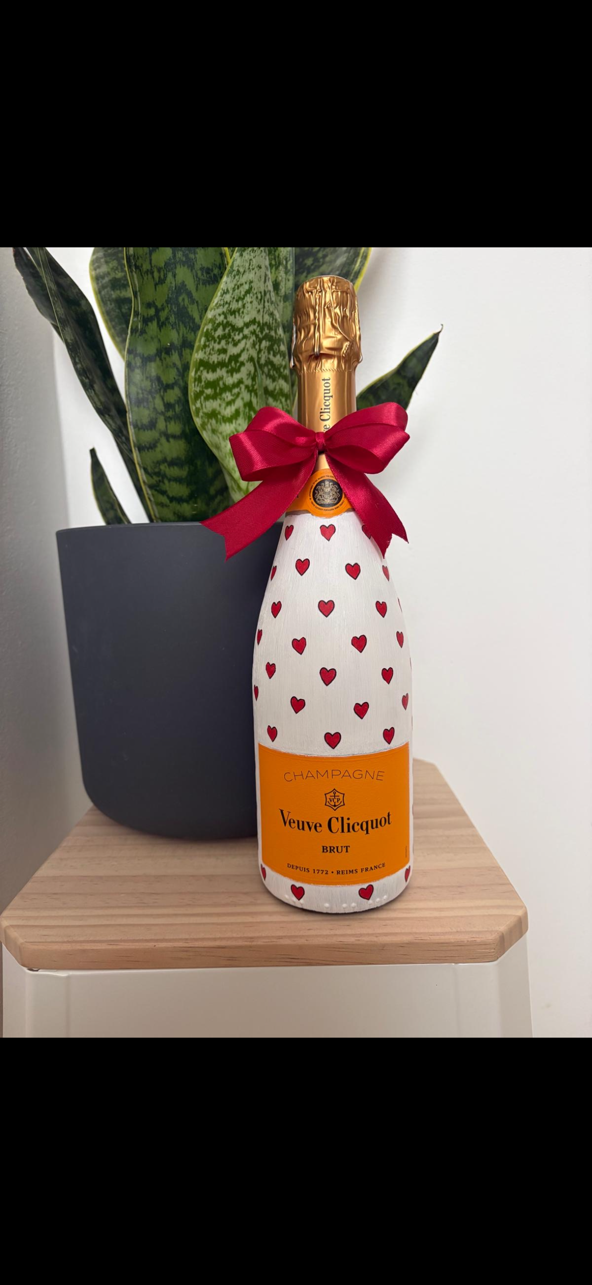 Veuve Clicquot Brut – Dárková zdobená lahev se srdíčky