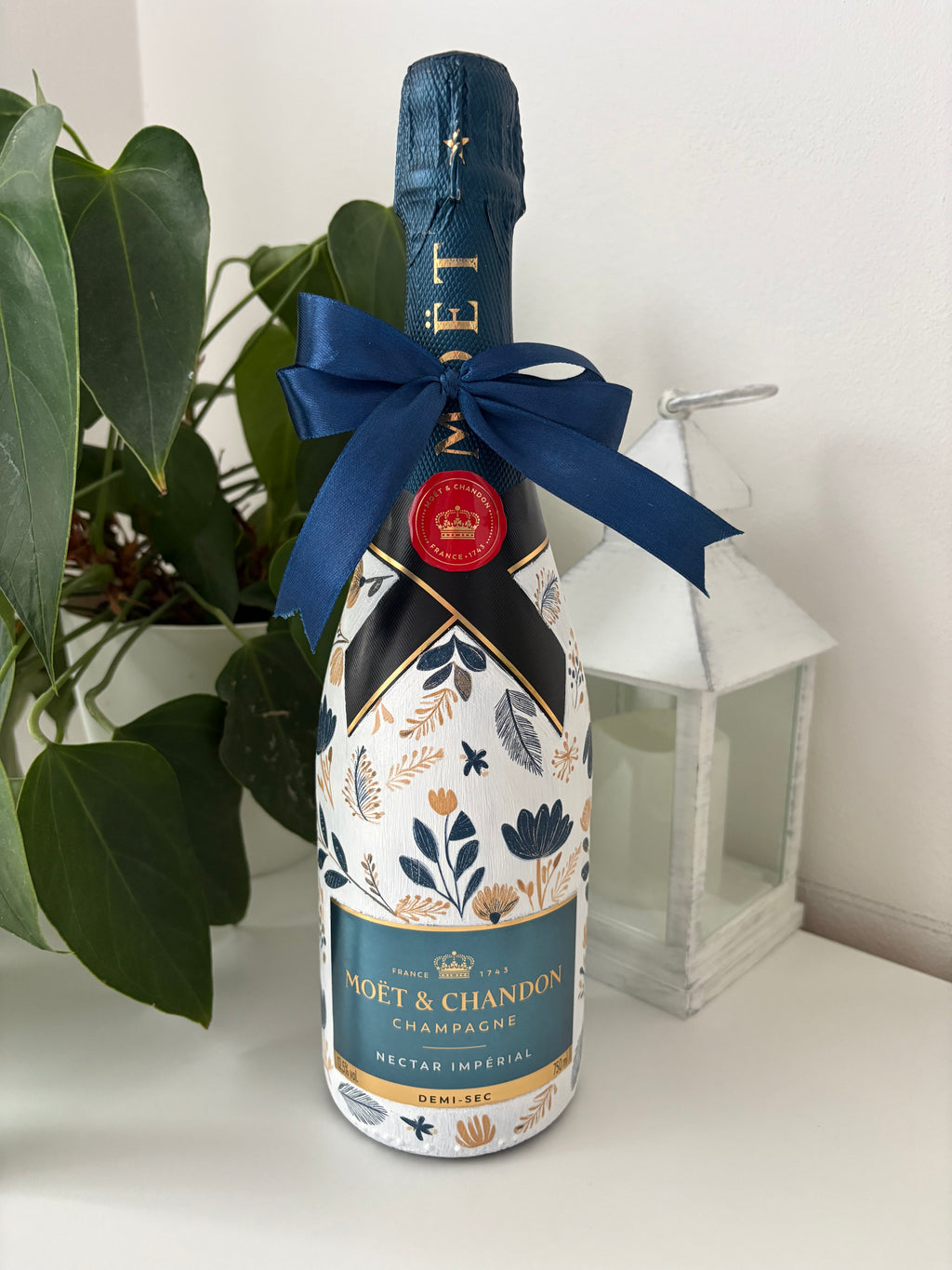 Moët & Chandon Nectar Impérial – Dárková zdobená lahev modro-žluté květy
