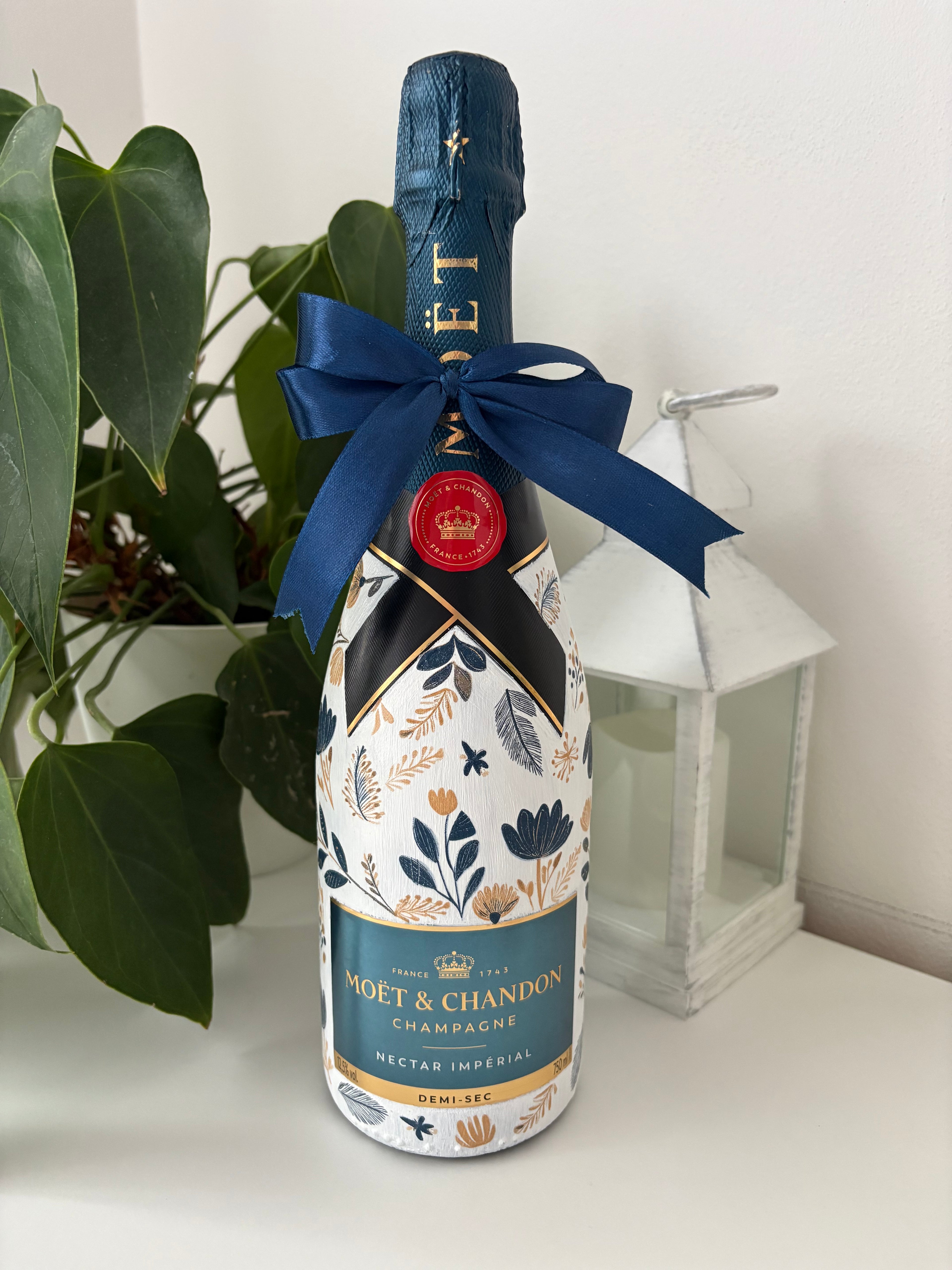 Moët & Chandon Nectar Impérial – Dárková zdobená lahev modro-žluté květy