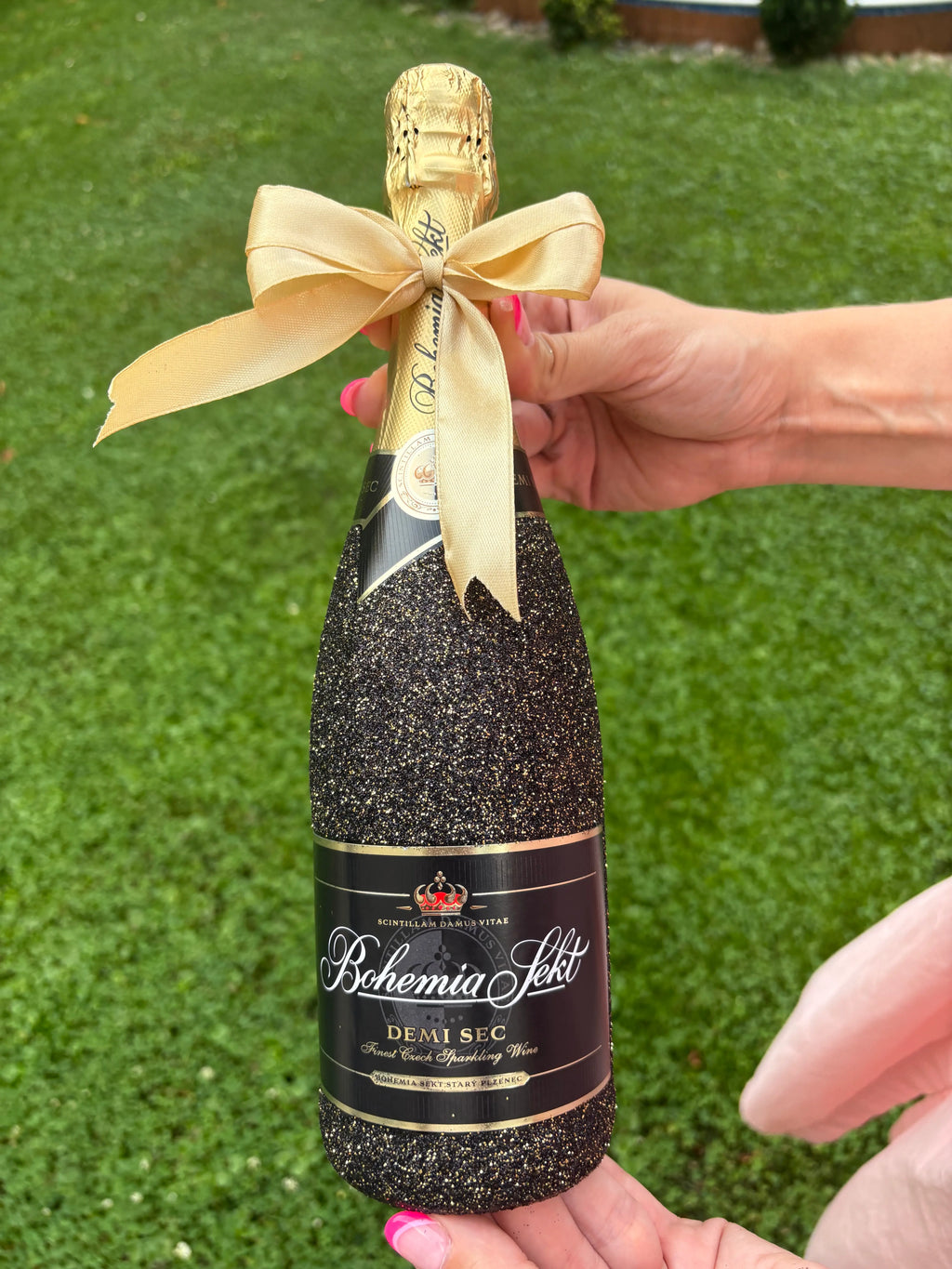 Bohemia Sekt Demi Sec v černo zlatých třpytkách. Dressbottle