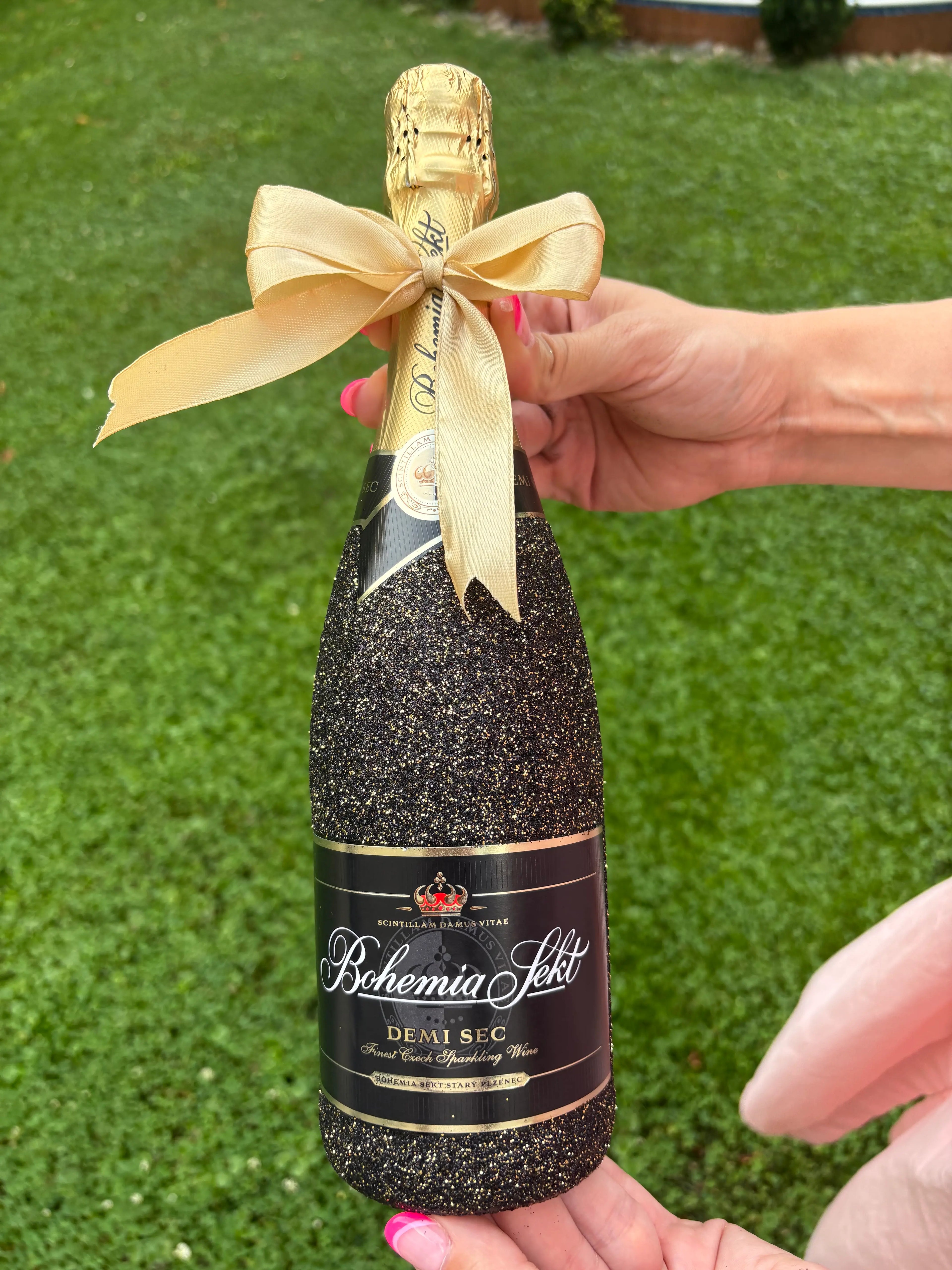 Bohemia Sekt Demi Sec v černo zlatých třpytkách. Dressbottle