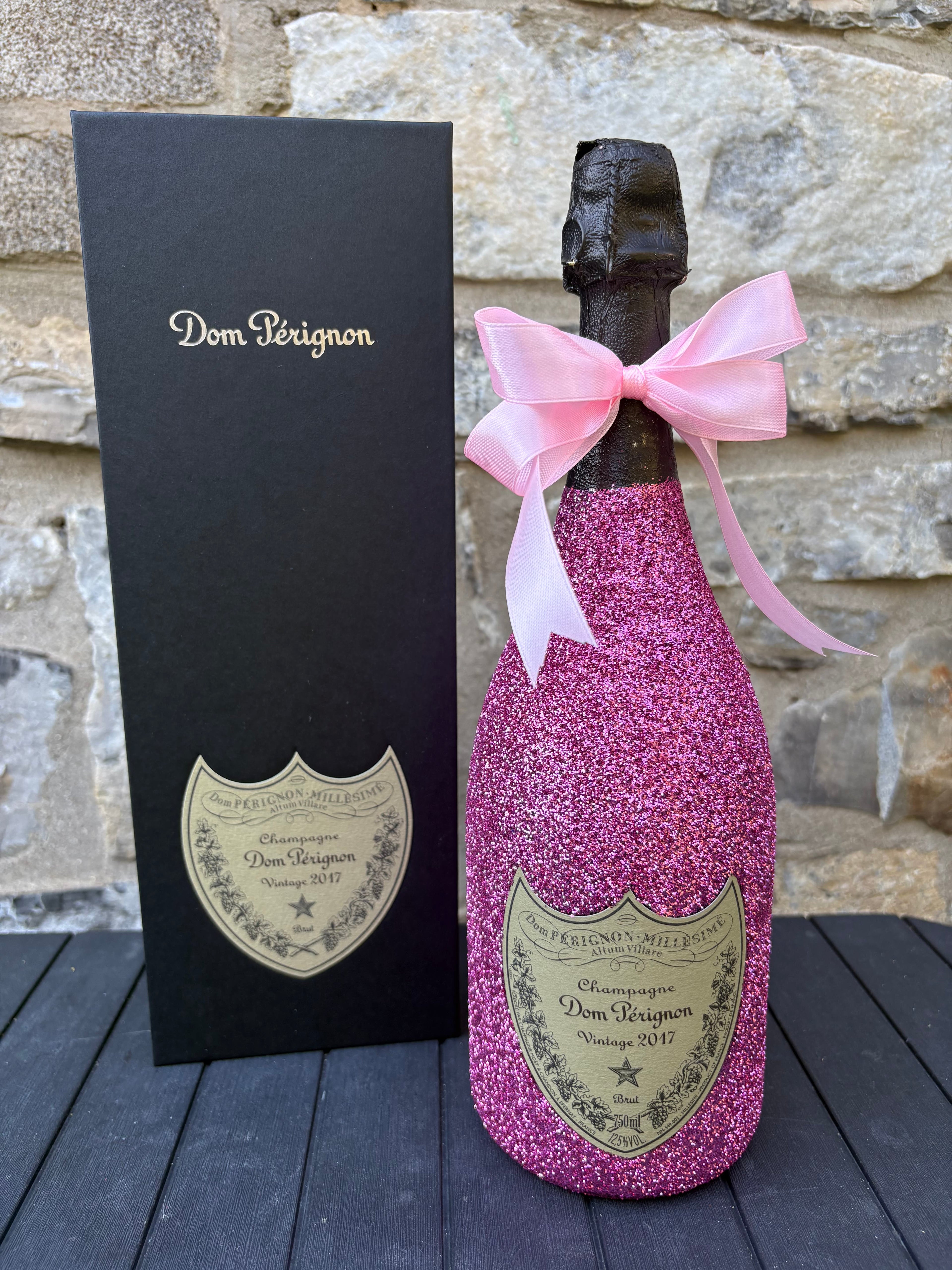 Dom Pérignon 2017 – Růžová třpytivá zdobená lahev v dárkové krabičce | DressBottle