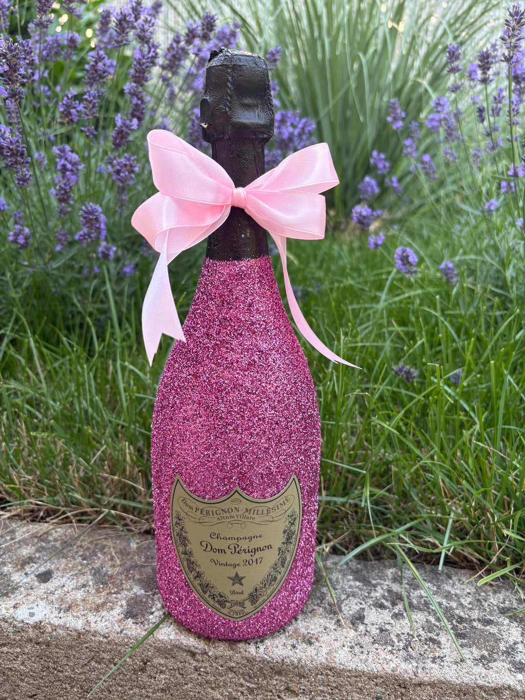 Dom Pérignon 2017 – Růžová třpytivá zdobená lahev v dárkové krabičce | DressBottle