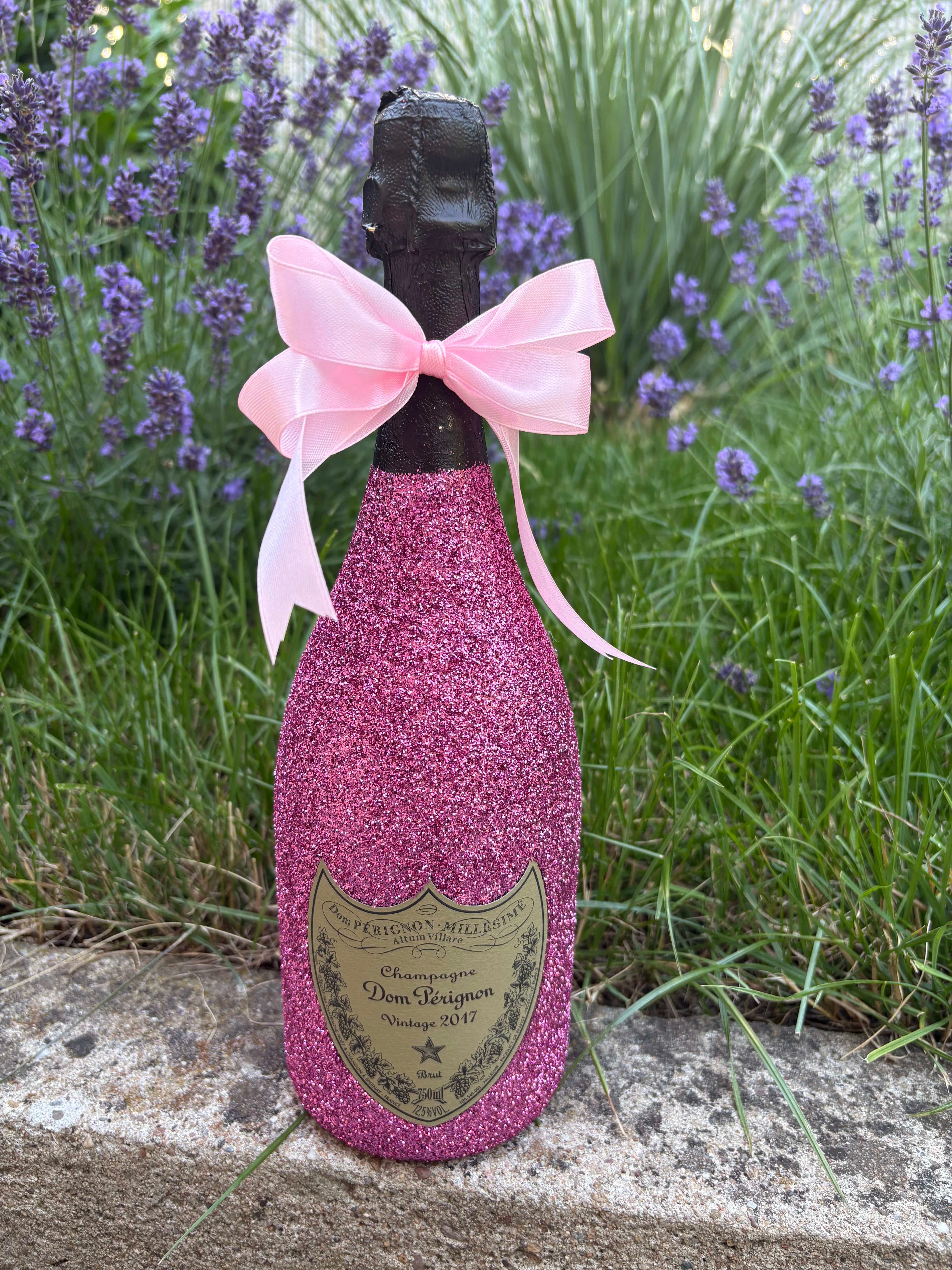 Dom Pérignon 2017 – Růžová třpytivá zdobená lahev v dárkové krabičce | DressBottle