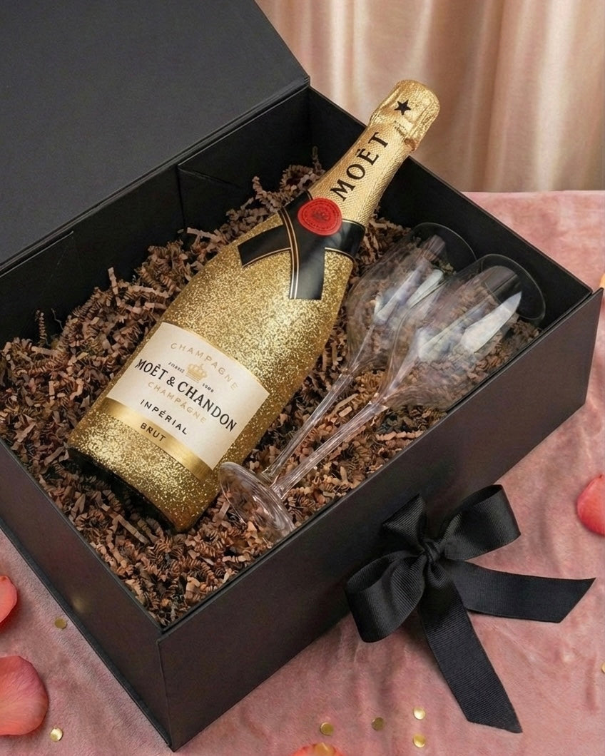 Dárkový set zlatý třpytivý Moet a dvě skleničky v dárkové krabičce s mašlí