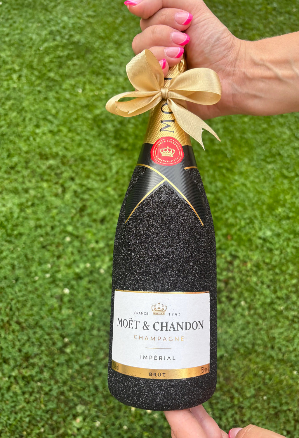 Moet Chandon brut v černých třpytkách.Dressbottle
