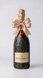 Moët & Chandon Brut v luxusních černo-zlatých třpytkách se saténovou mašlí jako exkluzivní dárkové šampaňské.