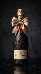 Moët & Chandon Brut v luxusních černo-zlatých třpytkách se saténovou mašlí jako exkluzivní dárkové šampaňské.