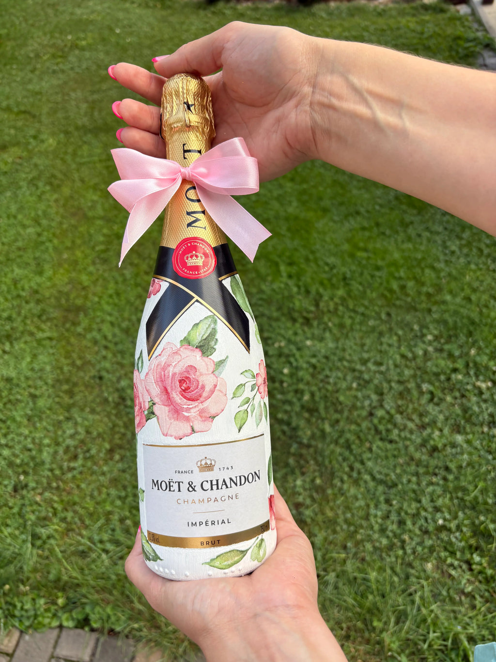 Moet Chandon Brut zdobený dekorem růží