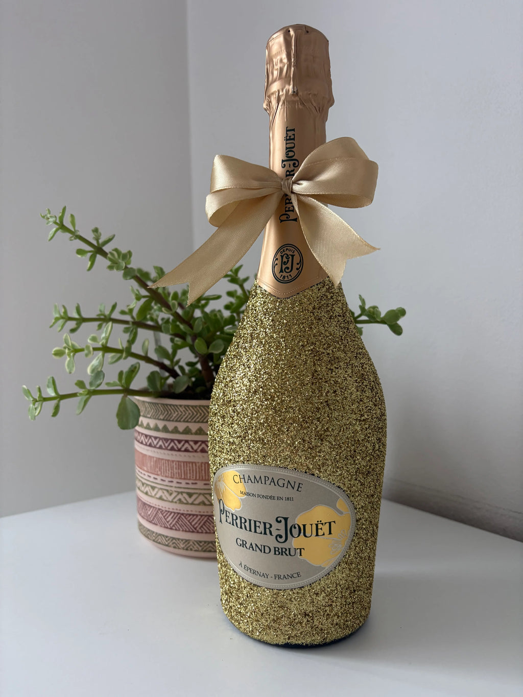 Perrier jouet zdobeny zlatyma trpytkama
