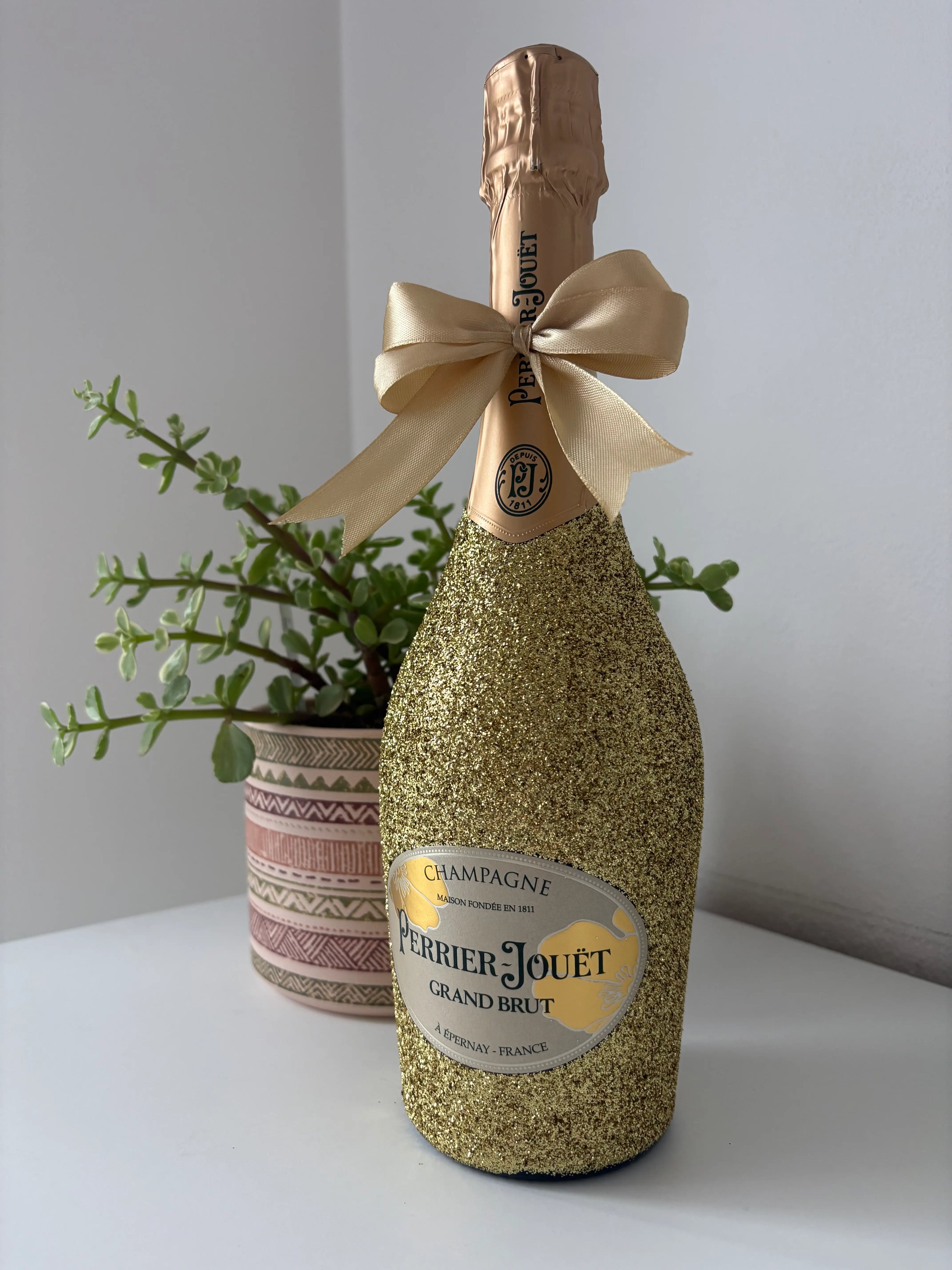 Perrier jouet zdobeny zlatyma trpytkama