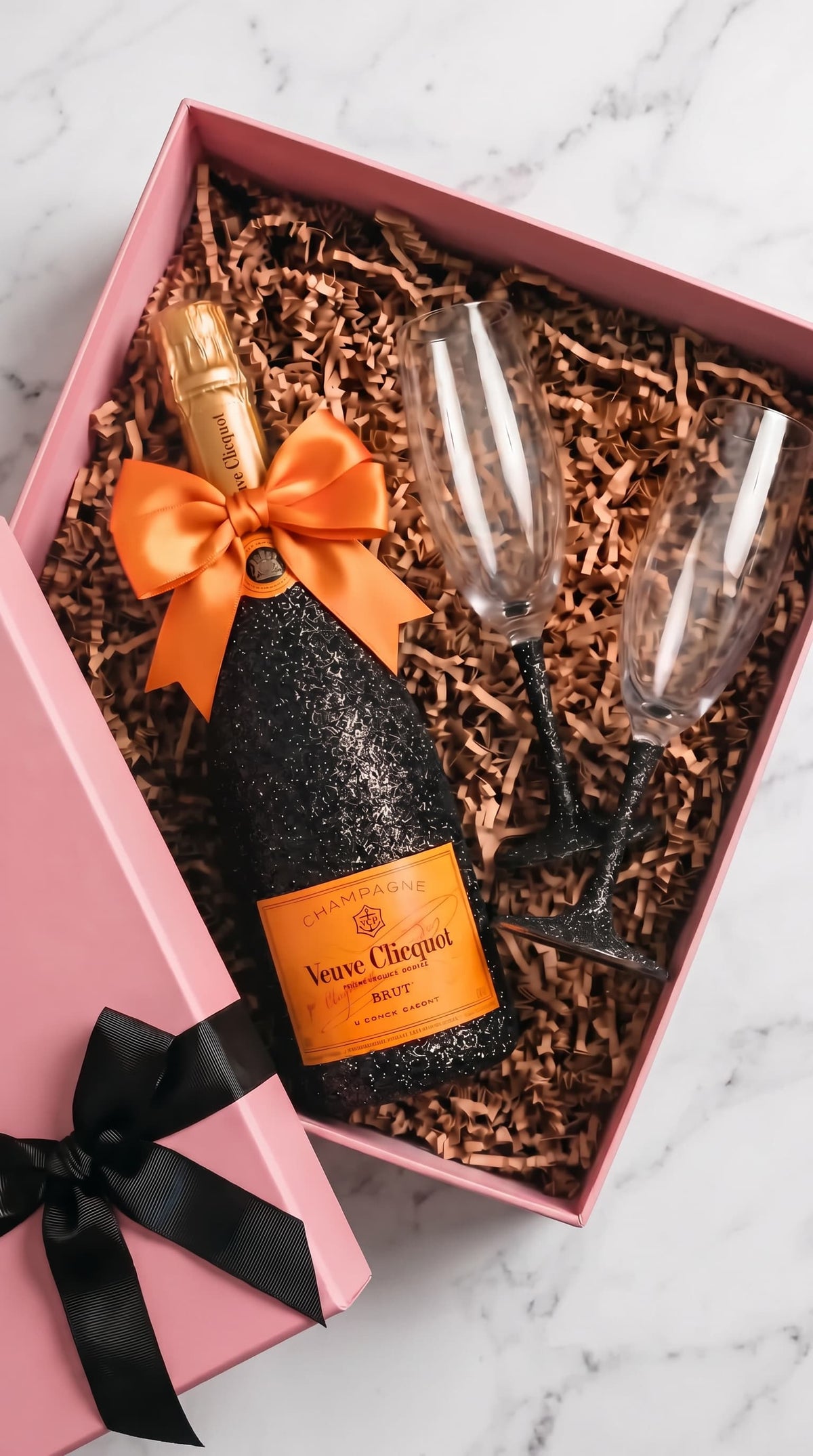 Dárková sada Veuve Clicquot – Třpytivá lahev s černými třpytkami + skleničky růžová | DressBottle
